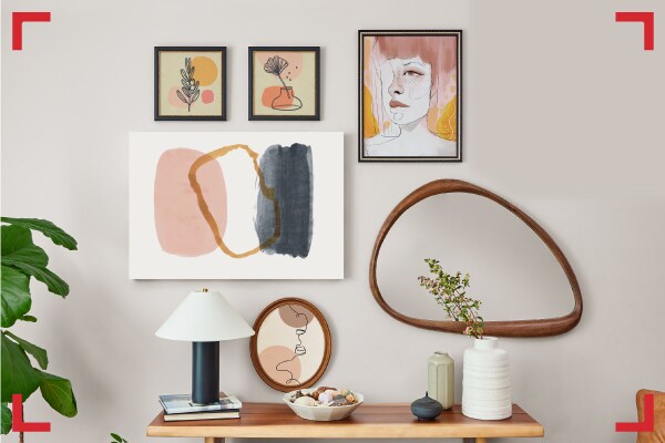 Parede branca decorada com quadros pendurados com Tiras Fixa QuadrosCommand™.
