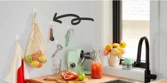 Utensílios na cozinha com um extractor de sucos.
