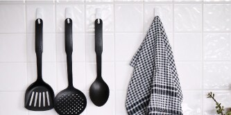 Utensílios de cozinha pretos.