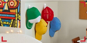 Parede com gorros.