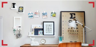 Parede com fotos e quadros.